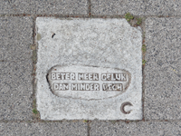 833541 Afbeelding van een tegel met de tekst: 'BETER MEER GELUK DAN MINDER PECH', in het trottoir ter hoogte van de ...
